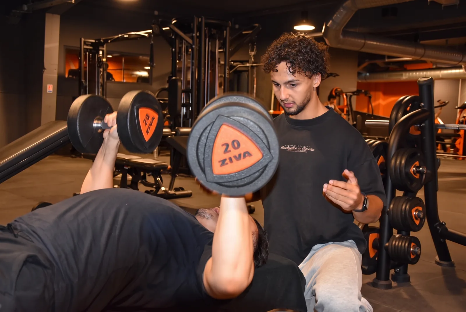 Enzo en parade sur un développé haltères pendant une séance de coaching