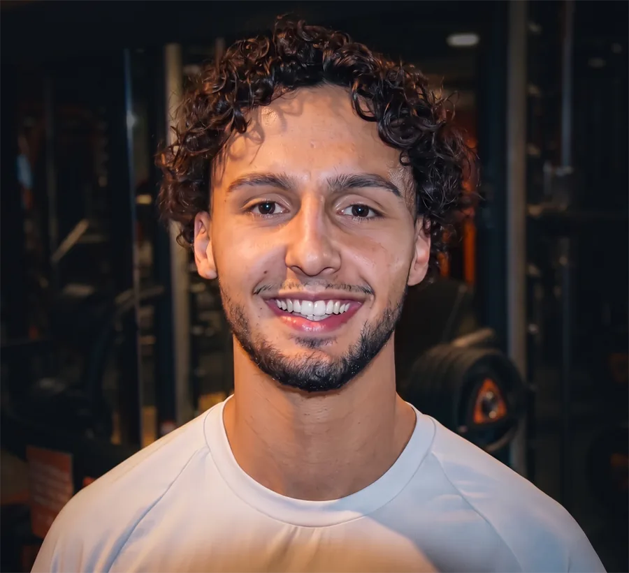 Portrait d’Enzo, coach sportif diplômé, en salle de sport