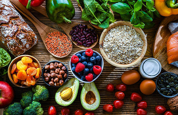 Assortiment d’aliments sains : légumes, fruits, flocons d’avoine, œufs et fruits secs